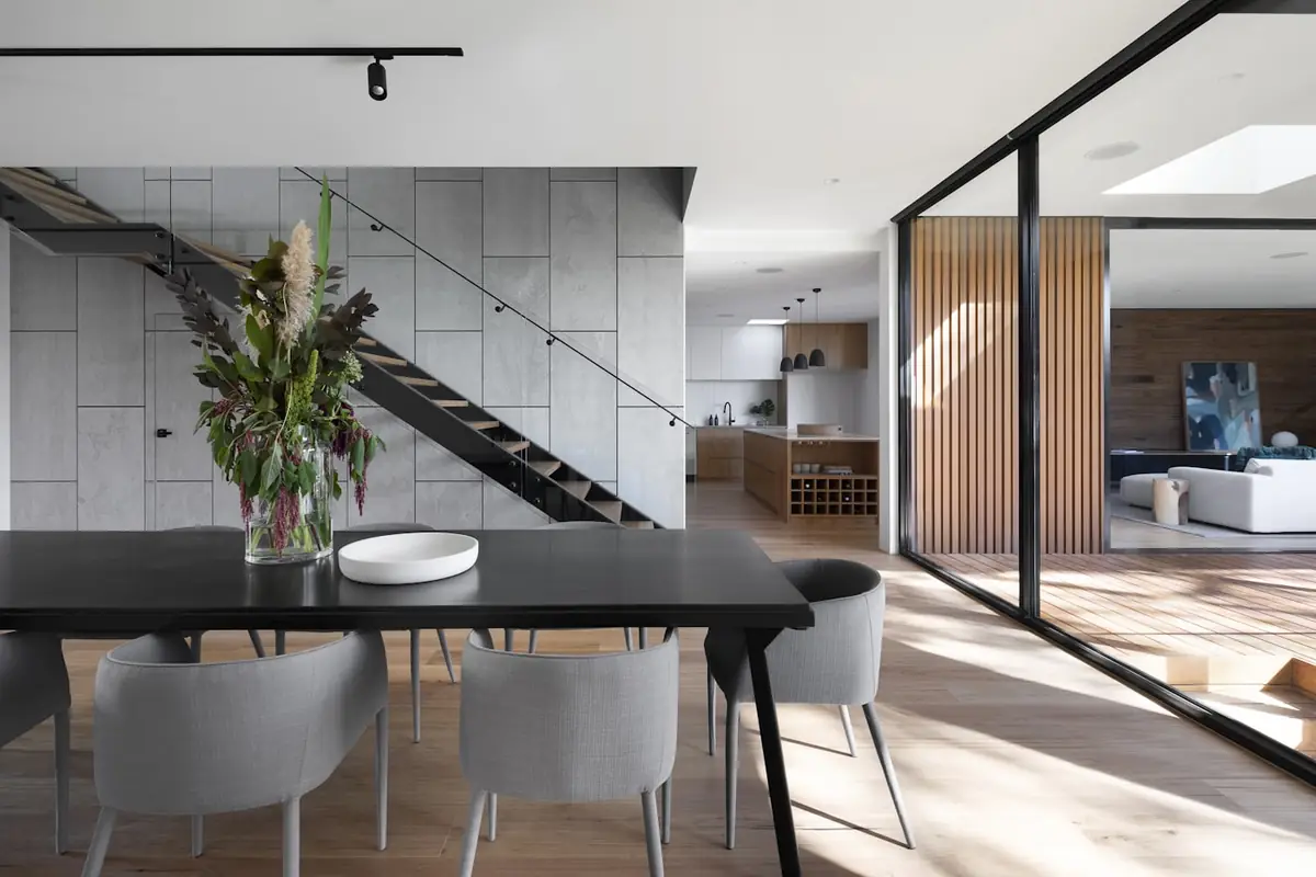 Interior contemporáneo de un inmueble de obra nueva