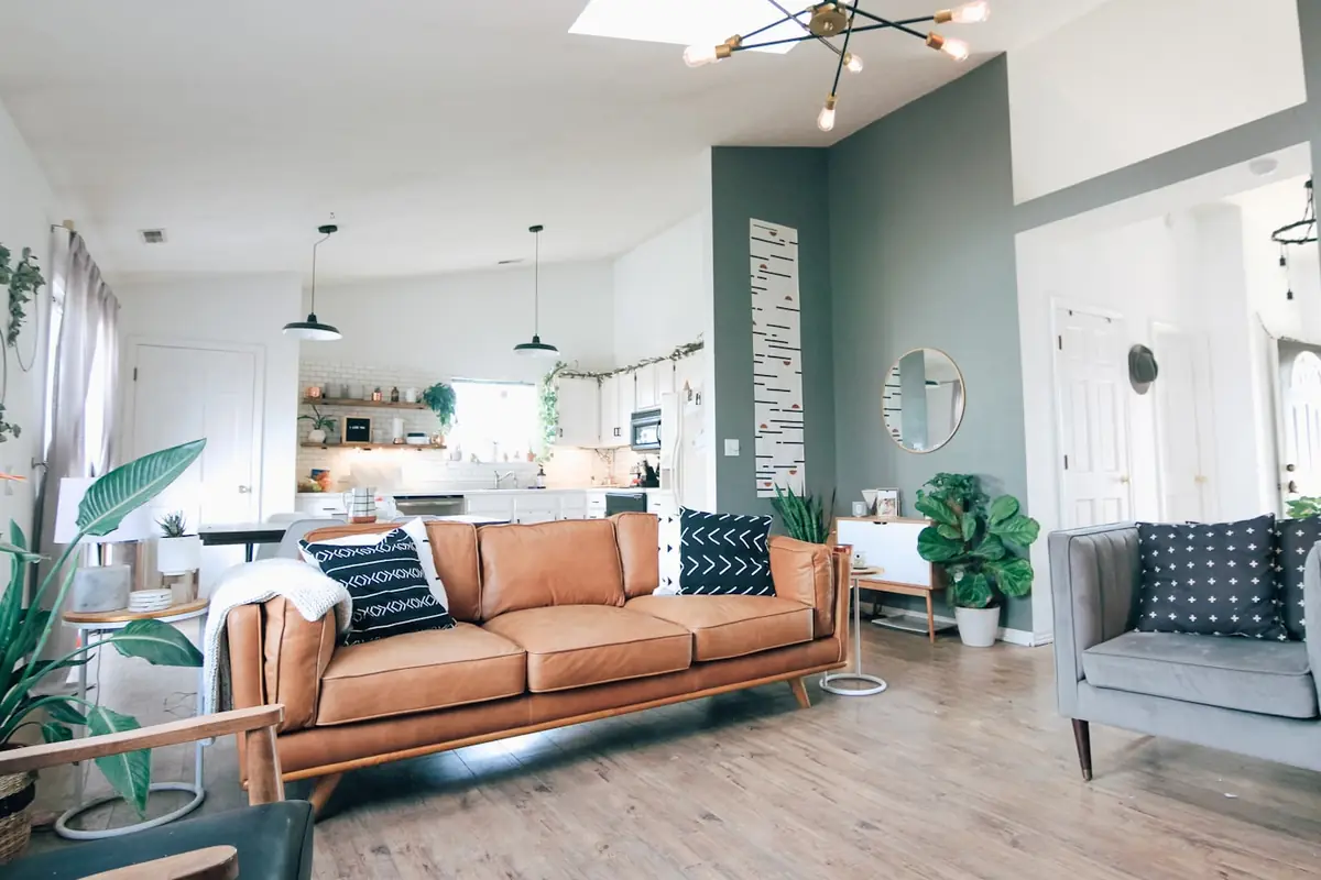 Salón amplio y luminoso de una vivienda preparada para la venta